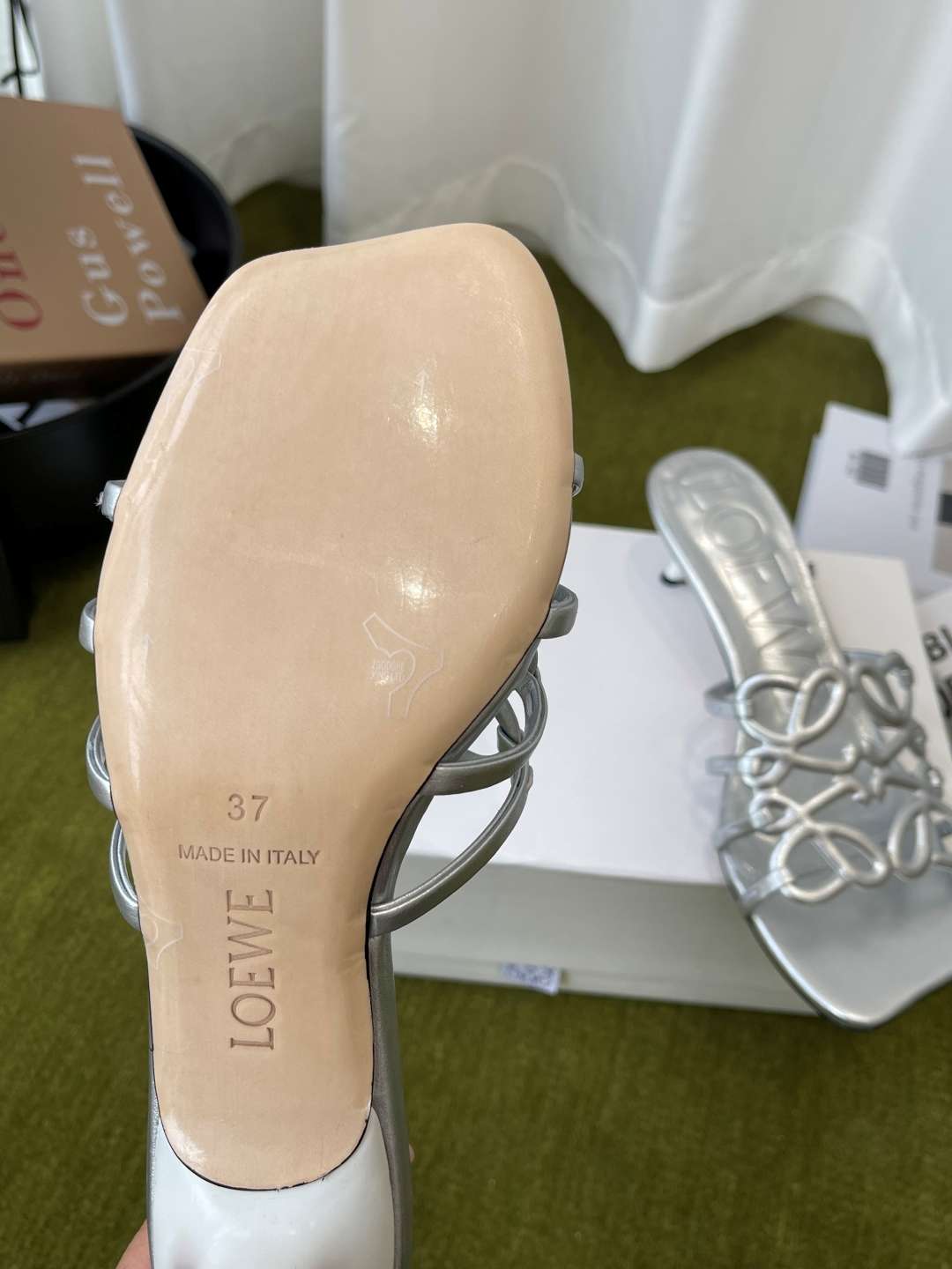 로에베(LOEWE) 아나그램 스트랩 스퀘어토 키튼힐 신발