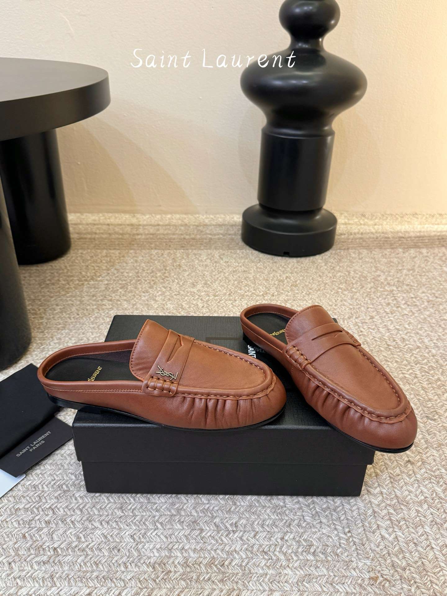 생로랑(SAINT LAURENT) 카프 레더 페니 백리스 로퍼 신발