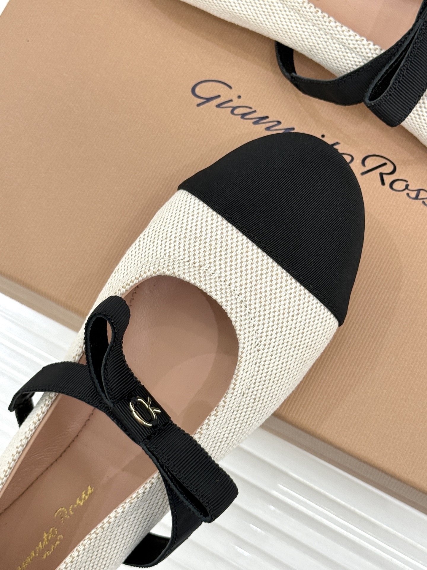 지안비토 로시(Gianvito Rossi) 리본 메리제인 플랫슈즈 신발