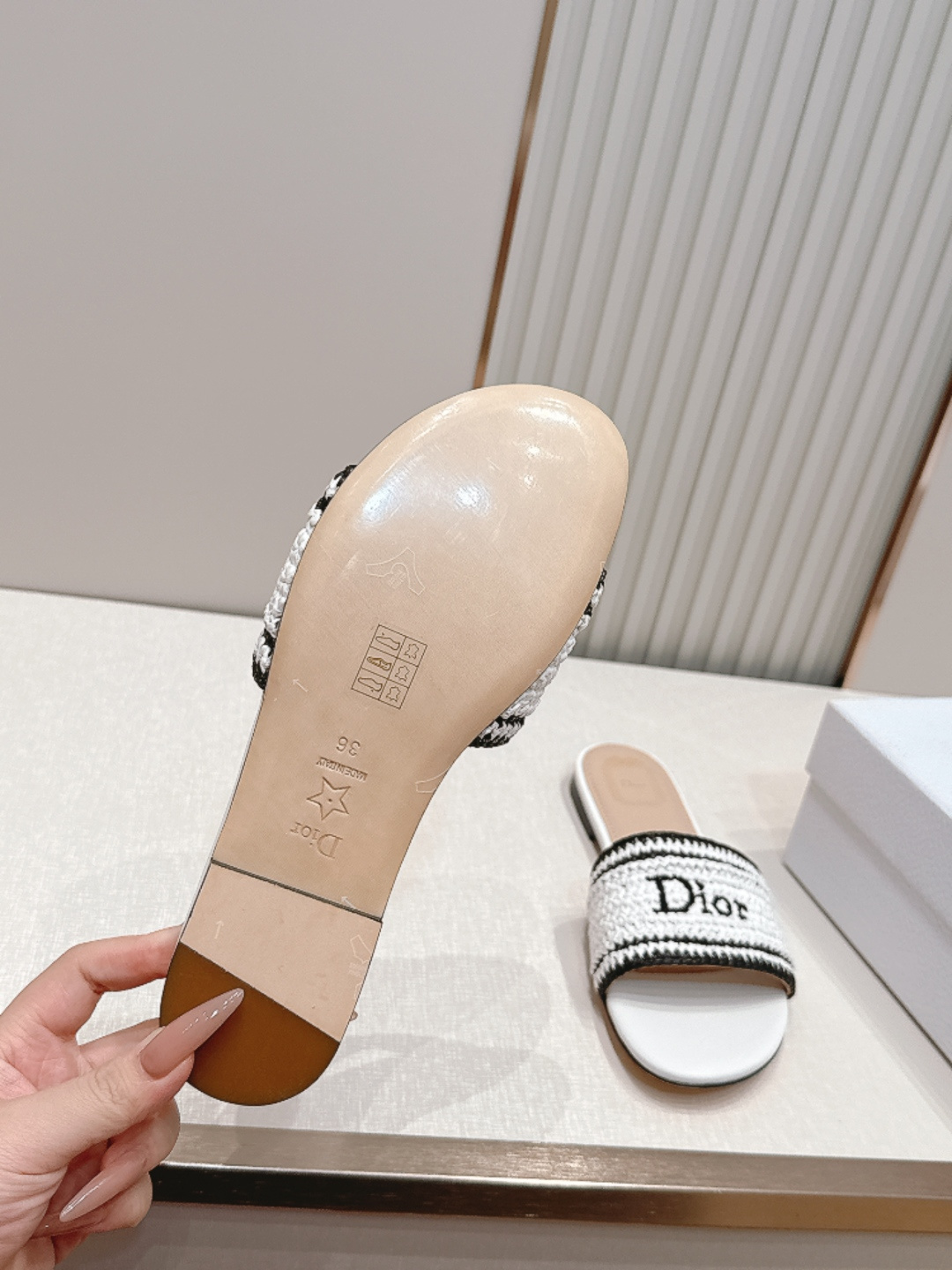 디올(DIOR) 라피아 위빙 슬라이드 샌들 신발