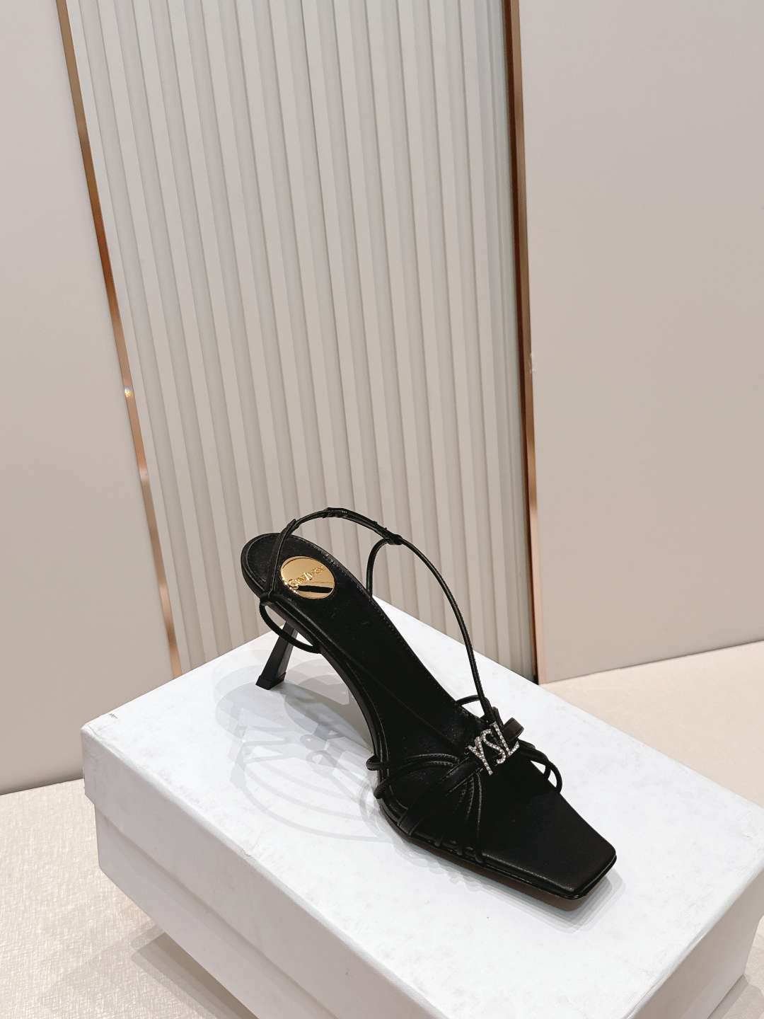 생로랑(YSL) 스퀘어토 스트랩 샌들 신발