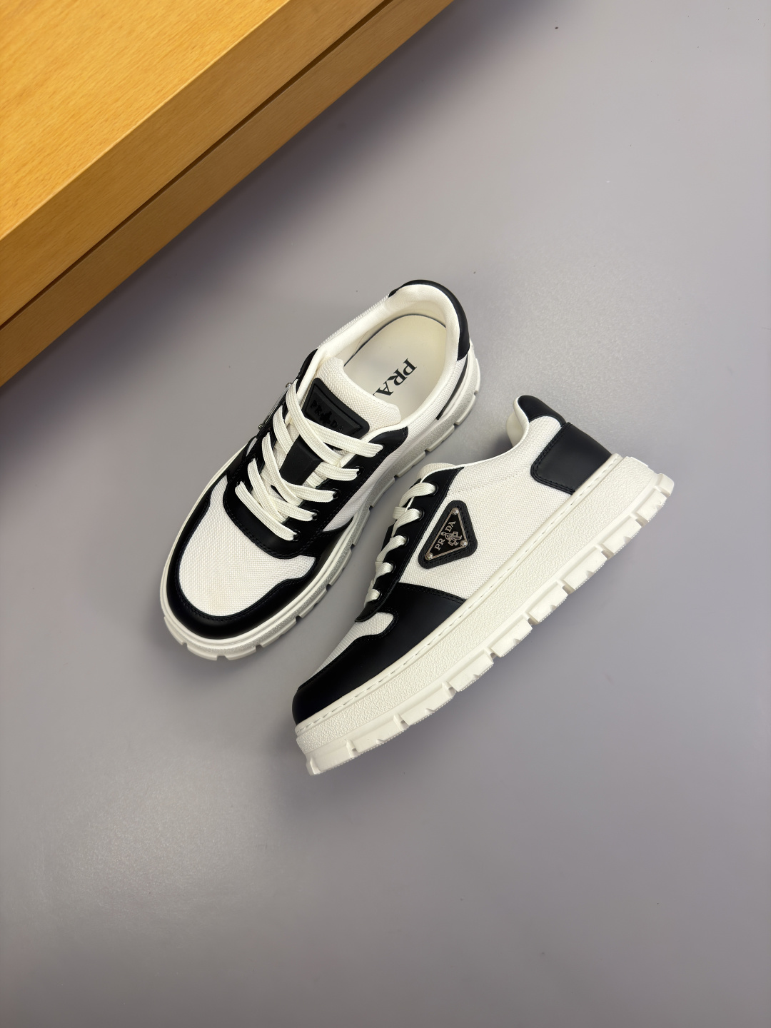 PRADA 프라다 나파 가죽 & 캔버스 스니커즈 신발