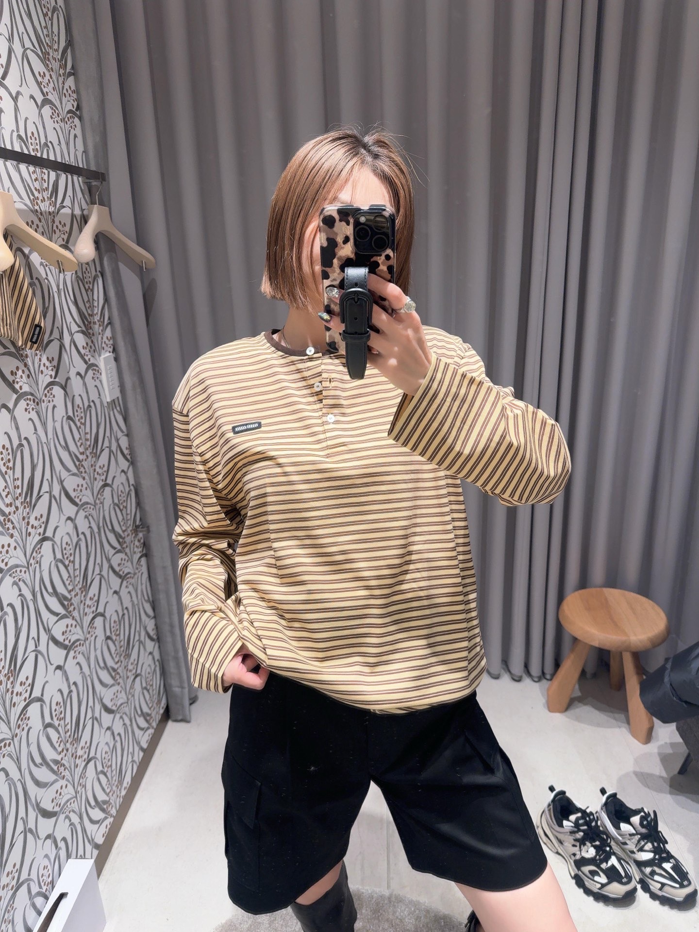 미우미우(MIU MIU) 배색 스트라이프 헨리넥 긴팔 티셔츠 상의 의류