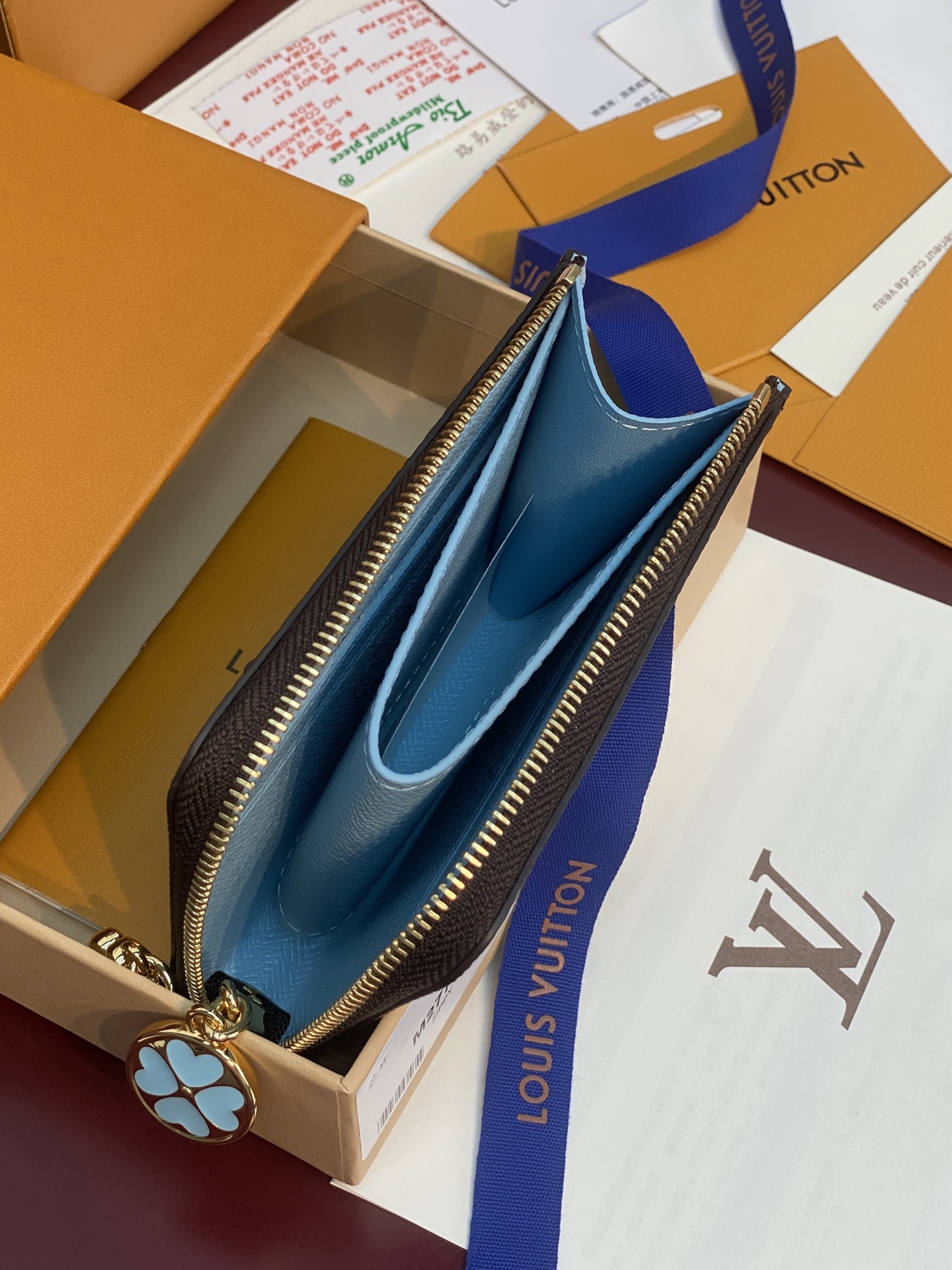 [Louis Vuitton] LV 루이비통 모노그램 노아 지퍼 코인 퍼스 (스카이 블루) 지갑