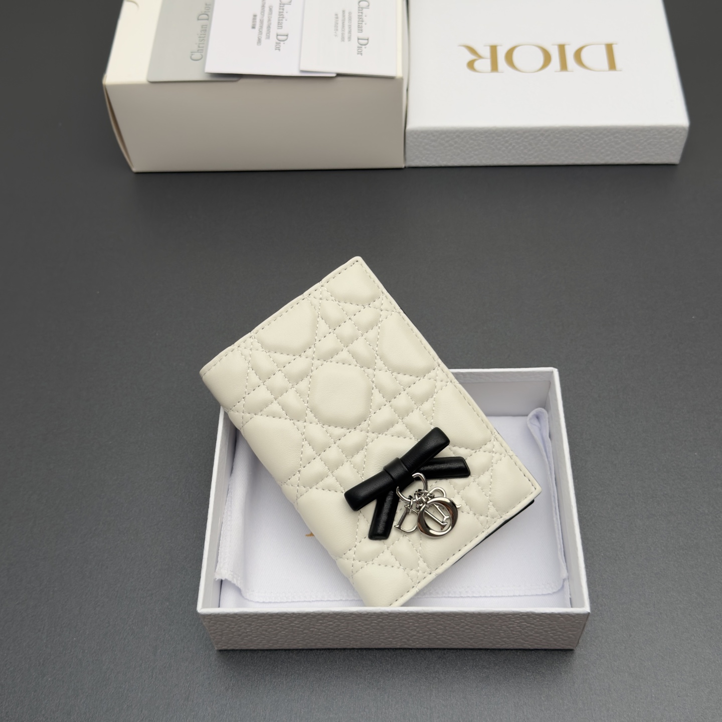 [Dior] 디올 Lady 레이디 까나쥬 램스킨 패스포트 홀더 지갑 / S2626