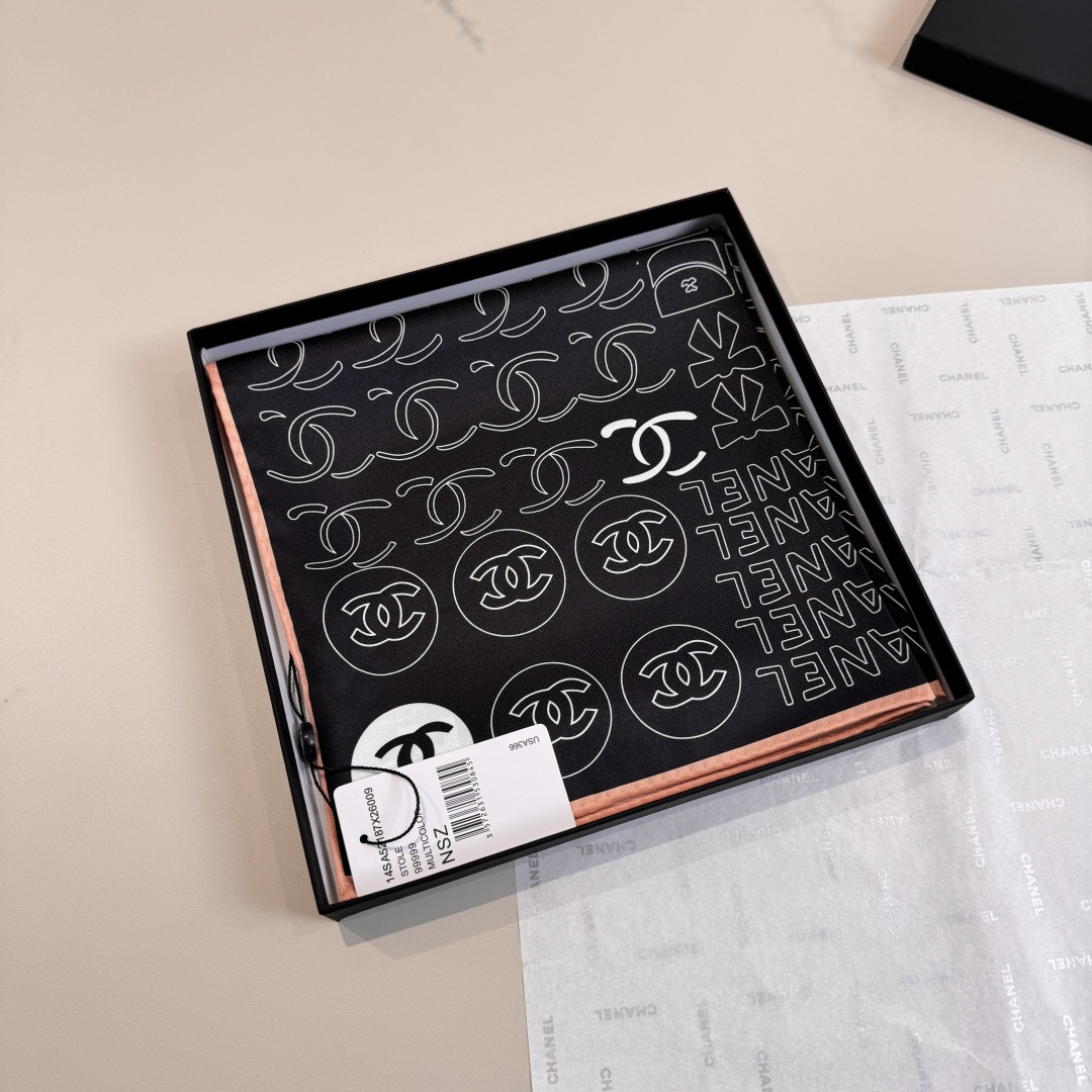샤넬(CHANEL) 럭키 클로버 실크 목도리 스카프