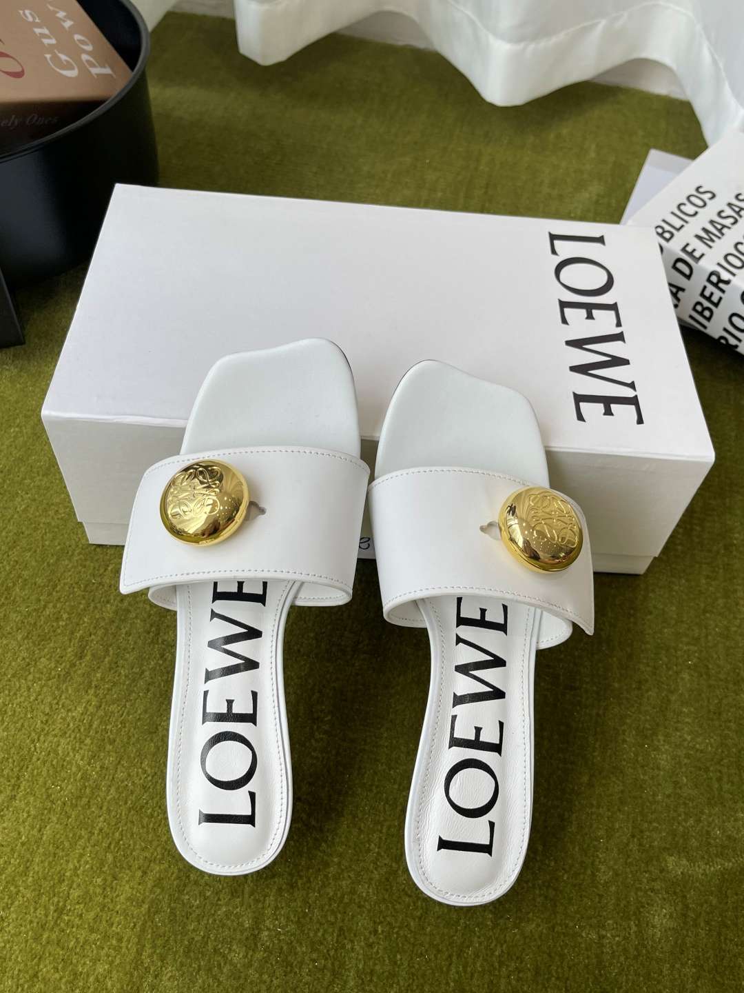 로에베(LOEWE) 메달 스퀘어토 키튼힐 뮬 샌들 신발