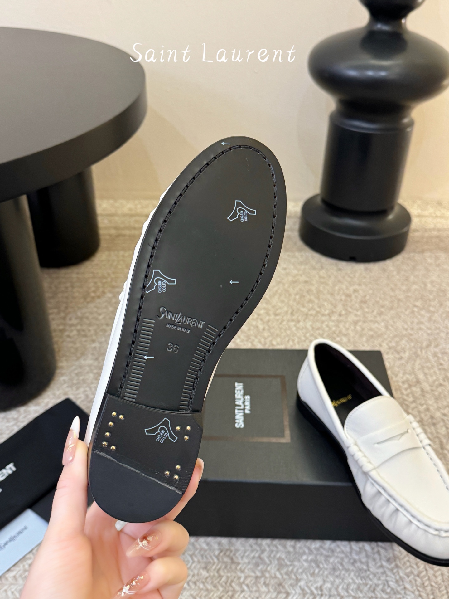 생로랑(SAINT LAURENT) 카프 레더 페니 로퍼 신발