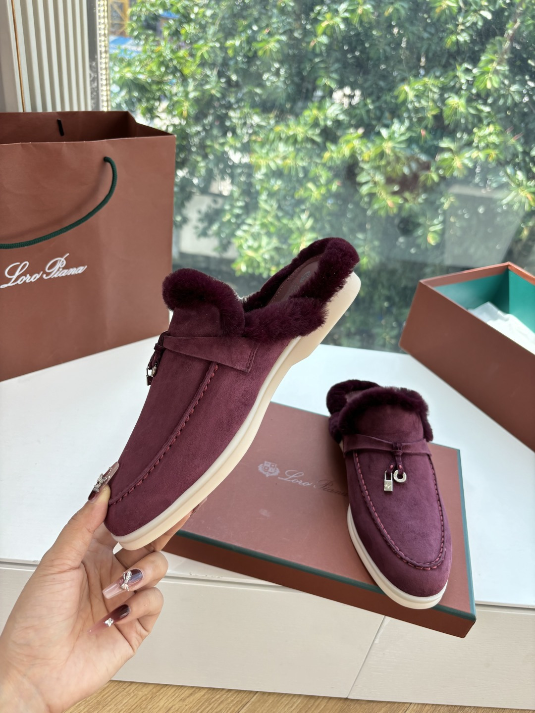 로로피아나(Loro Piana) 커플 퍼 트리밍 스웨이드 뮬 슬리퍼 신발