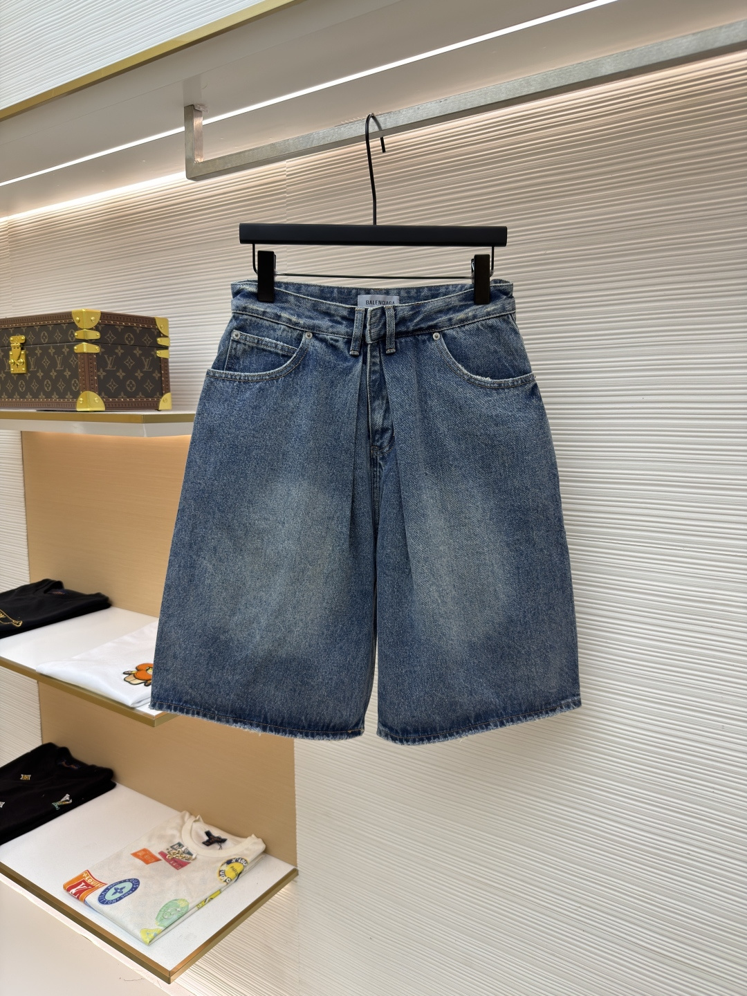 발렌시아가(BALENCIAGA) 폴디드 데님 쇼츠 하의 의류