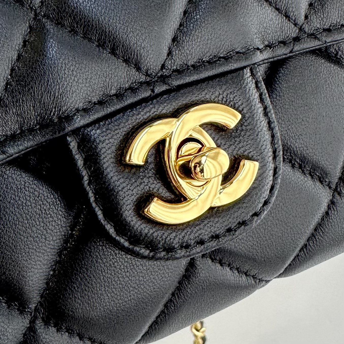 CHANEL 샤넬 26A 시리즈 탑핸들 체인 플랩 백 가방
