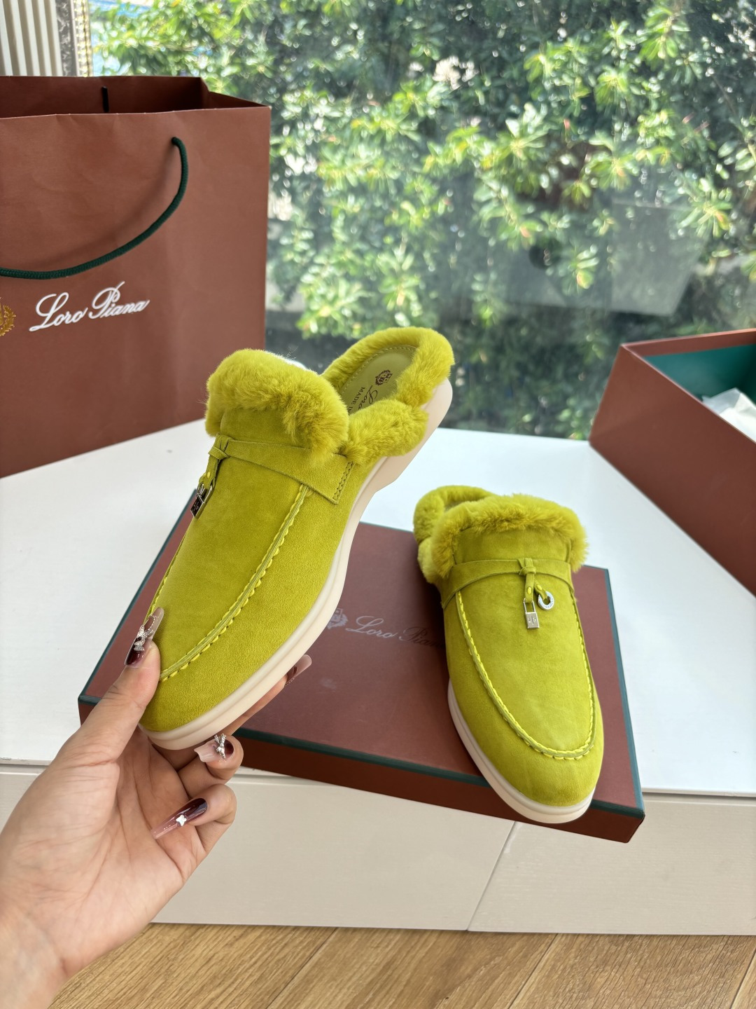 로로피아나(Loro Piana) 커플 퍼 트리밍 스웨이드 뮬 슬리퍼 신발