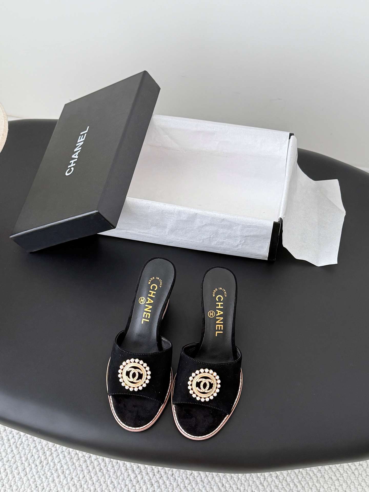 샤넬(CHANEL) 진주 메달 웨지 뮬 샌들 신발