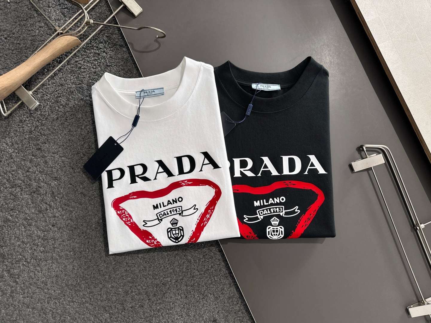 프라다(PRADA) 삼각 로고 그래픽 프린트 반팔 티셔츠 상의 의류
