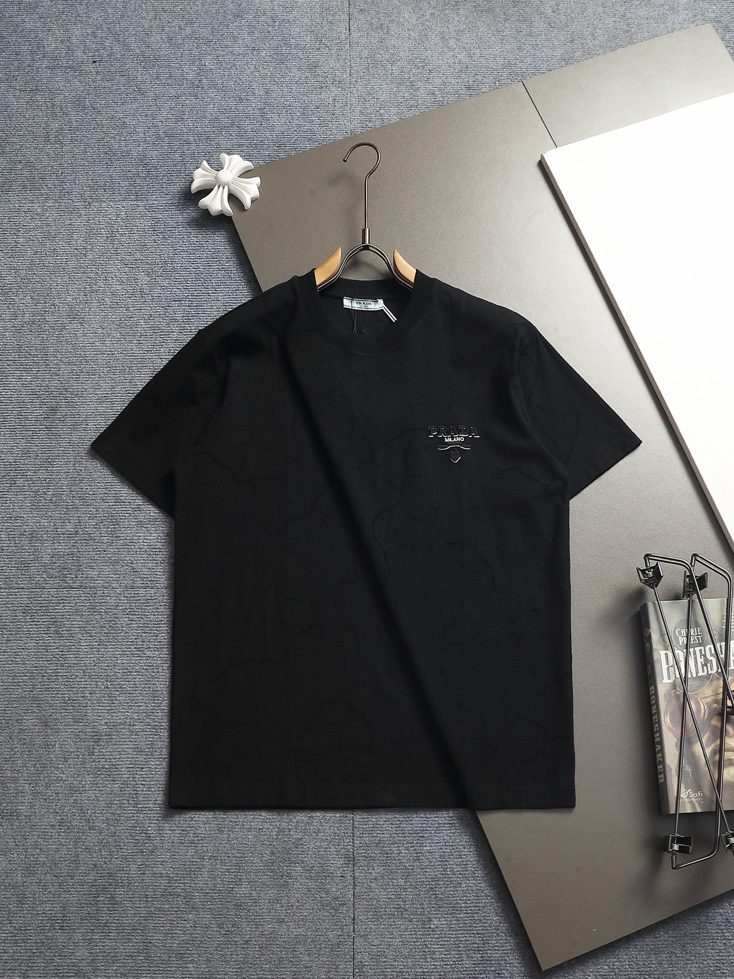 프라다(PRADA) 레터링 로고 삼각 패치 반팔 티셔츠 상의 의류