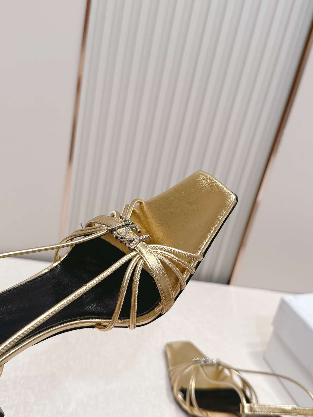 생로랑(YSL) 스퀘어토 스트랩 샌들 신발