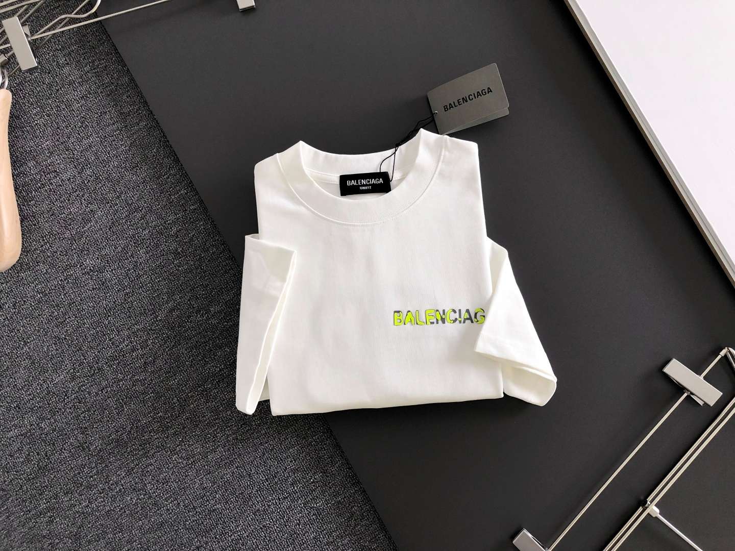 발렌시아가(BALENCIAGA) 그래픽 프린트 반팔 티셔츠 상의 의류