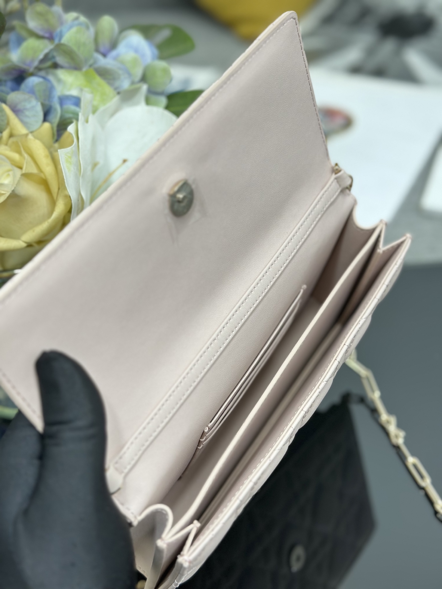 [Dior] 디올 미스 디올(Miss Dior) 보우 램스킨 탑핸들 체인 파우치 (WOC) 가방