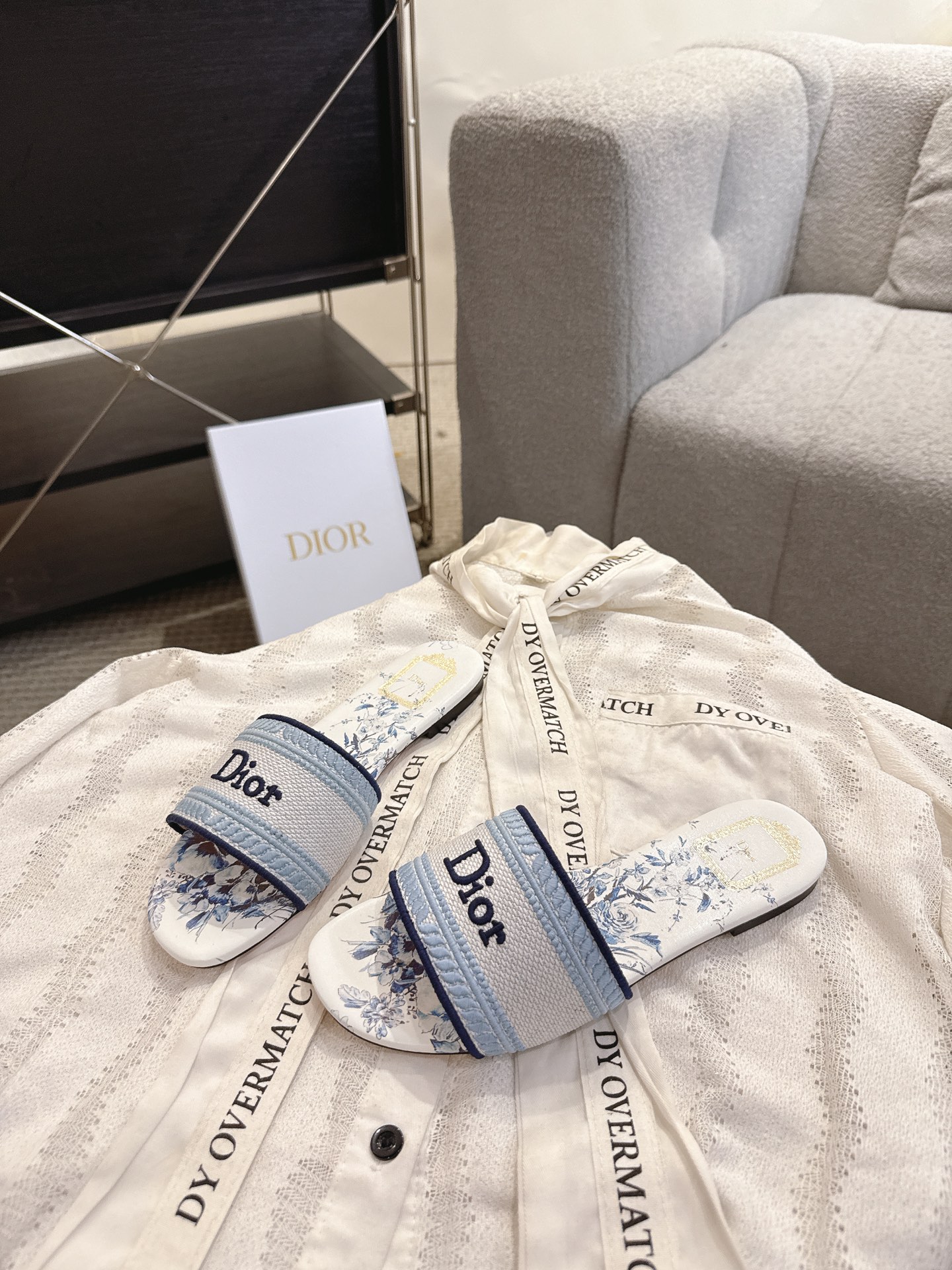 디올(DIOR) 플라워 자수 로고 슬라이드 슬리퍼
