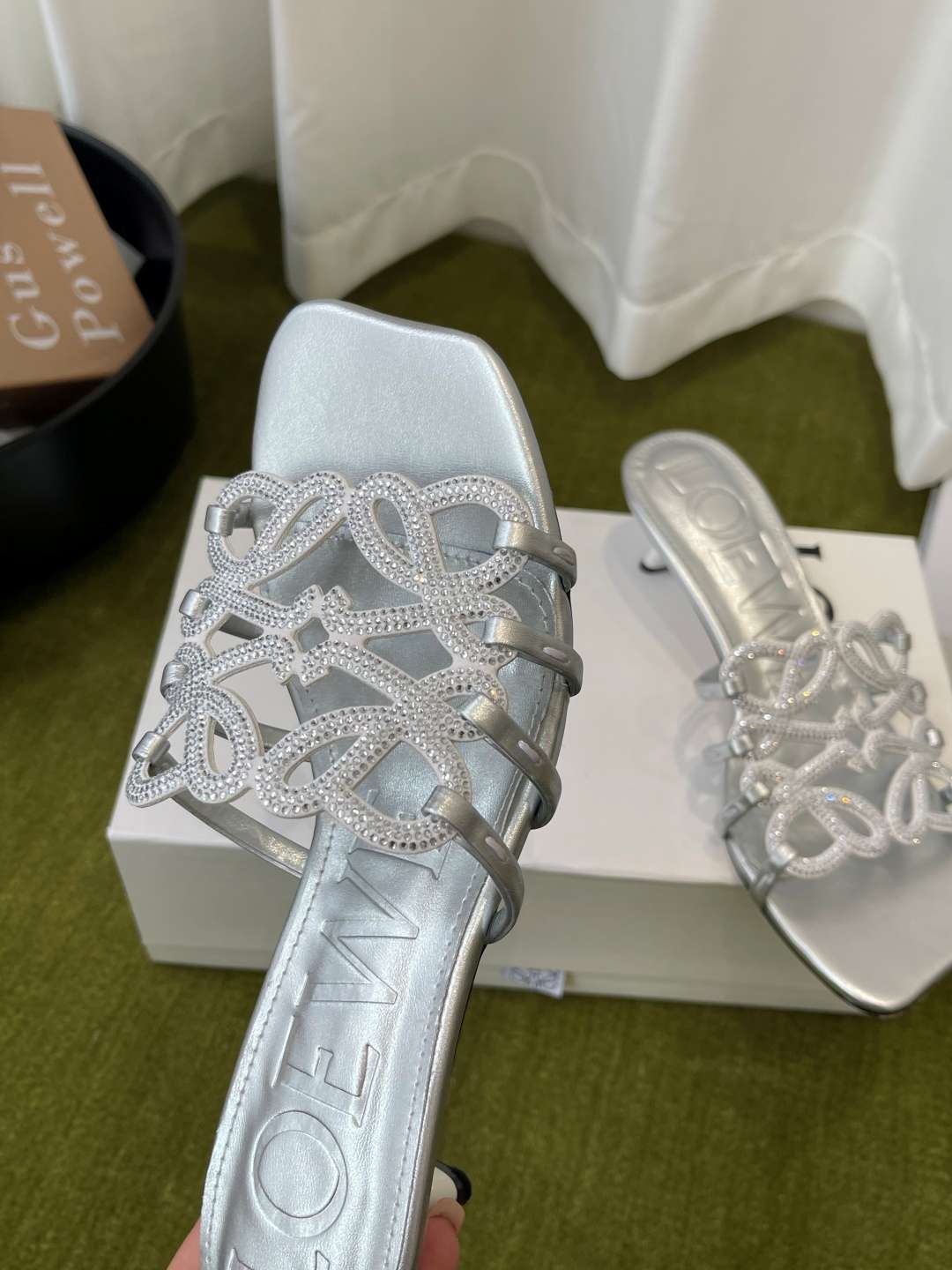 로에베(LOEWE) 아나그램 라인스톤 미들 힐 신발