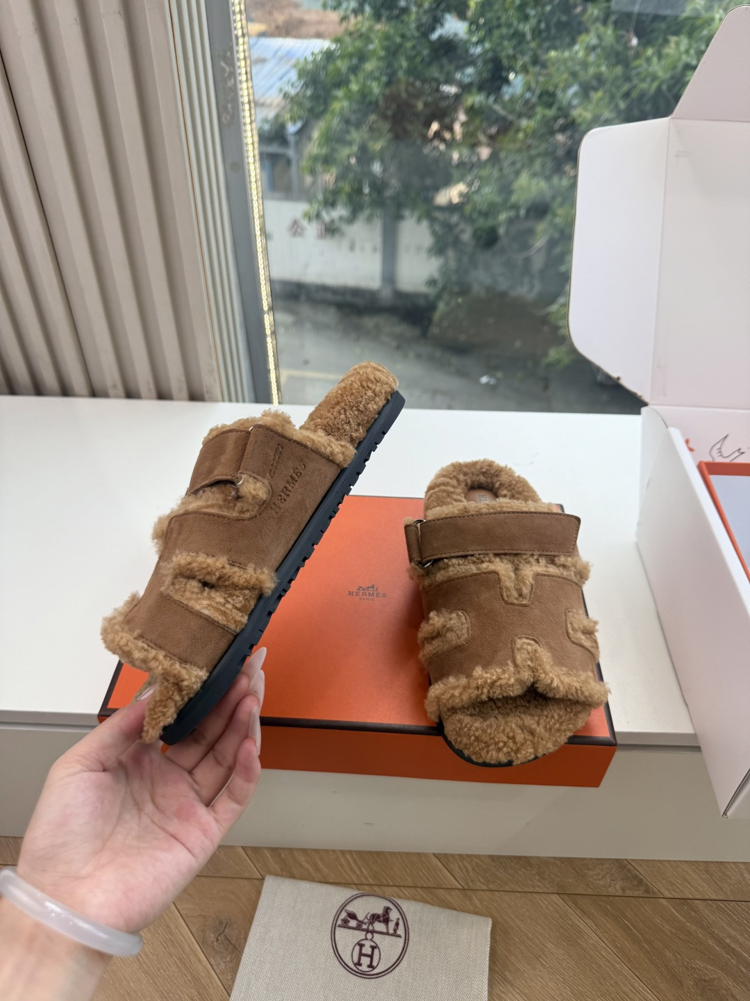 에르메스(HERMES) 시어링 퍼 뮬 슬리퍼 신발