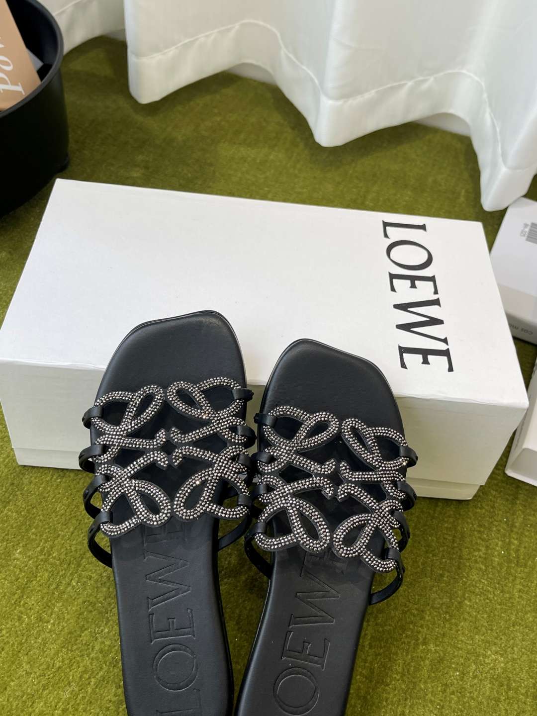 로에베(LOEWE) 라인스톤 스퀘어토 플랫 슬리퍼 신발