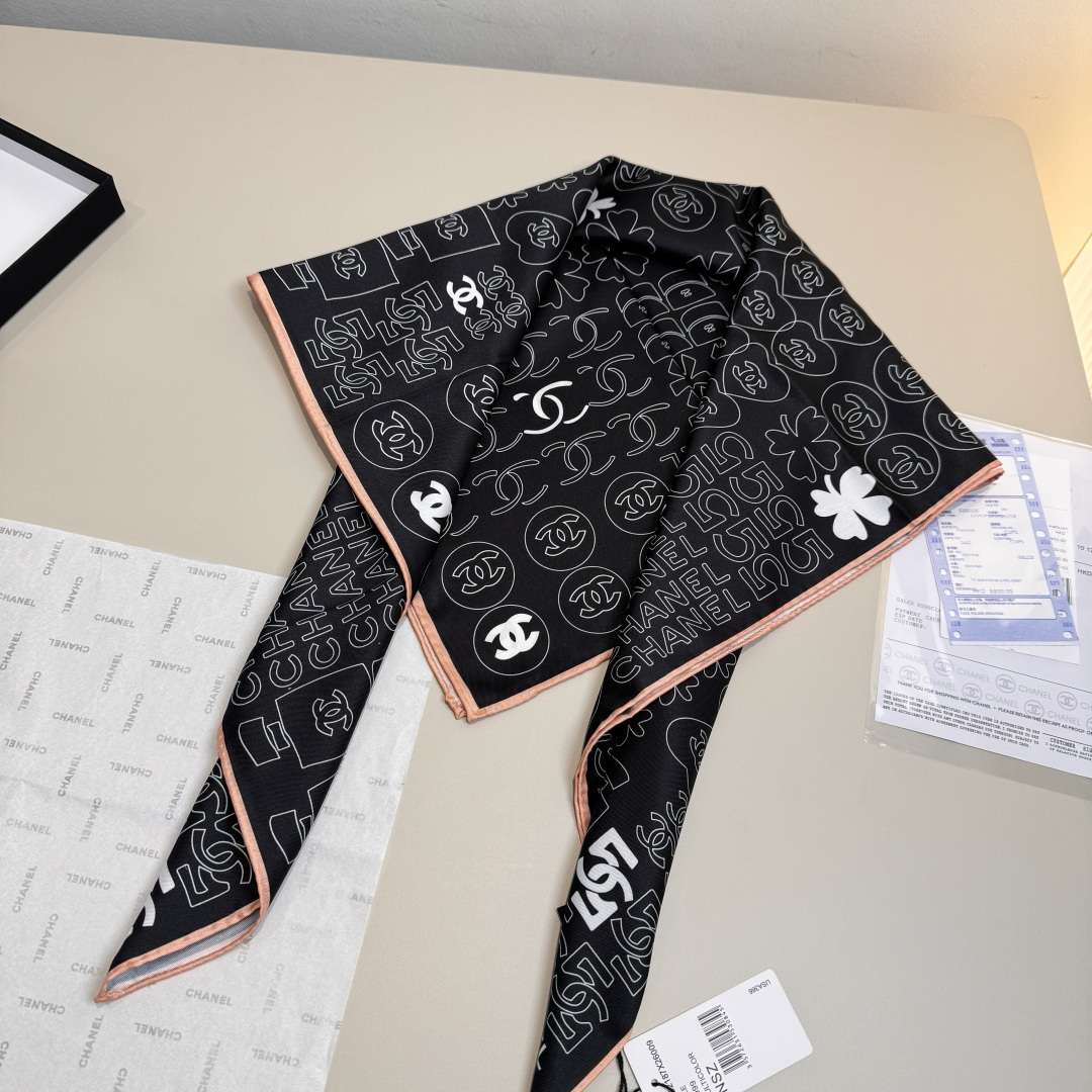 샤넬(CHANEL) 럭키 클로버 실크 목도리 스카프