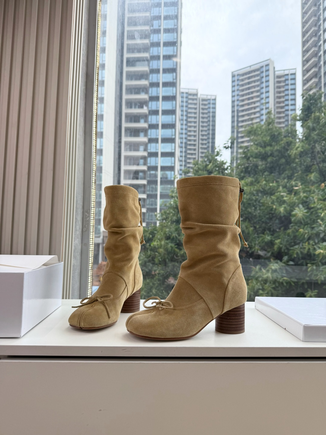 메종 마르지엘라(Maison Margiela) 타비 스웨이드 미들 부츠 신발