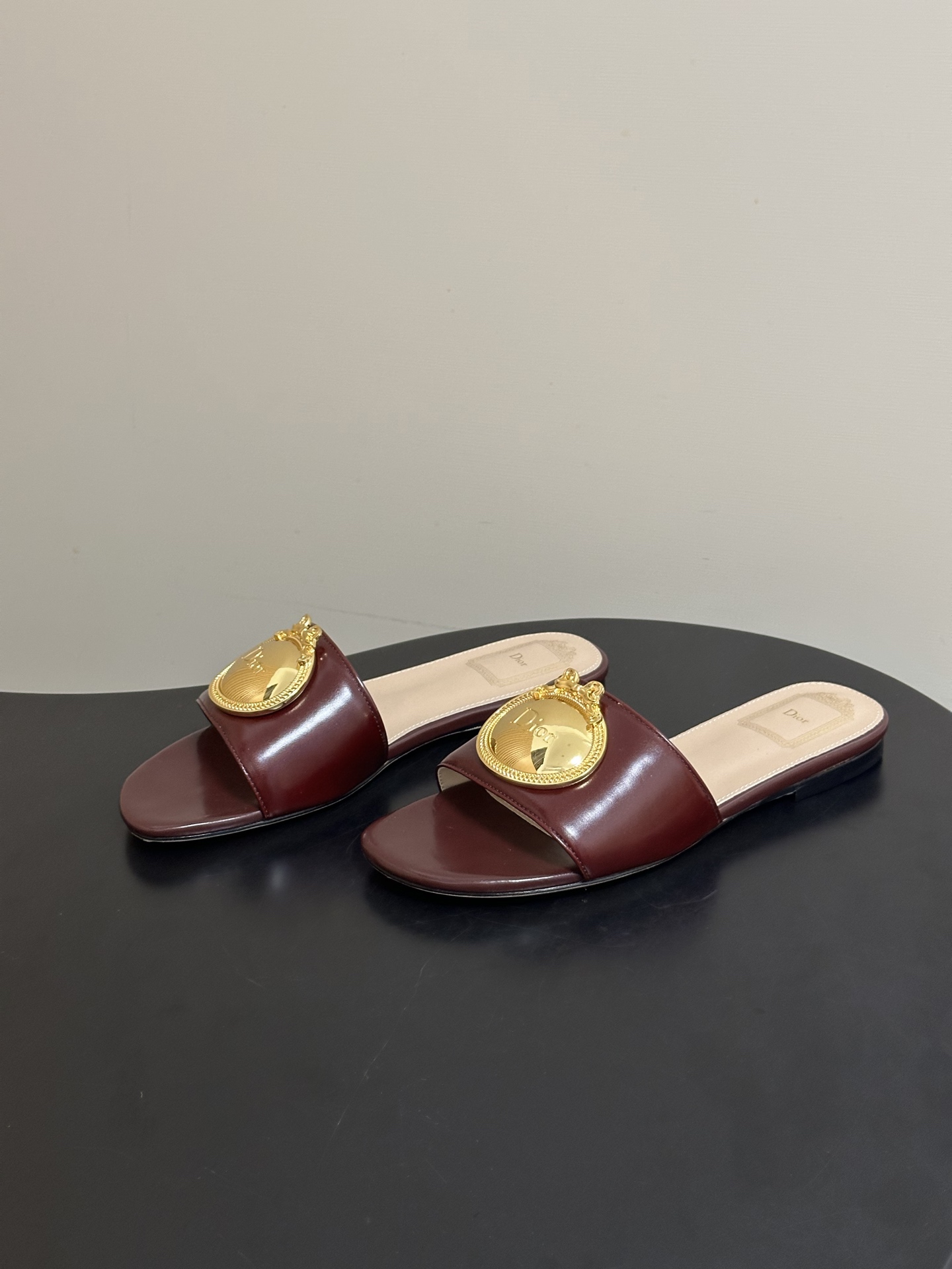 디올(DIOR) 메탈 버클 슬라이드 슬리퍼 신발