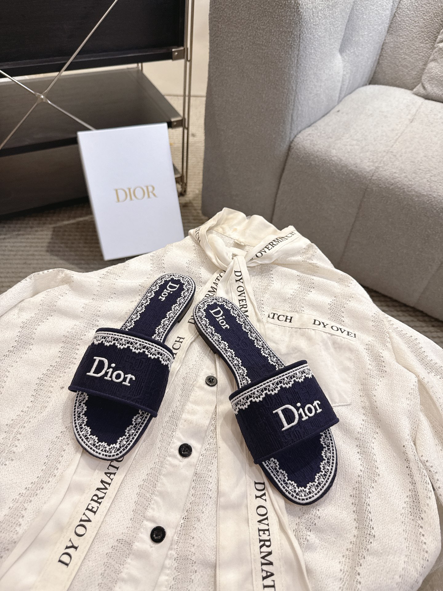 디올(DIOR) 플라워 자수 로고 슬라이드 슬리퍼