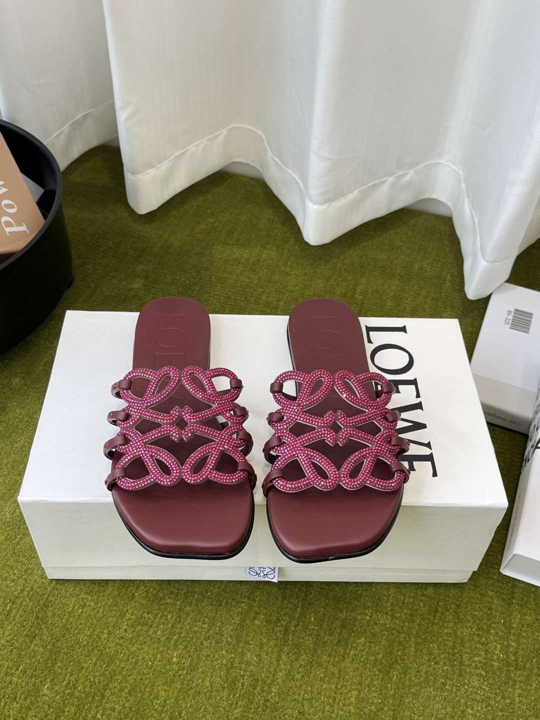 로에베(LOEWE) 라인스톤 스퀘어토 플랫 슬리퍼 신발