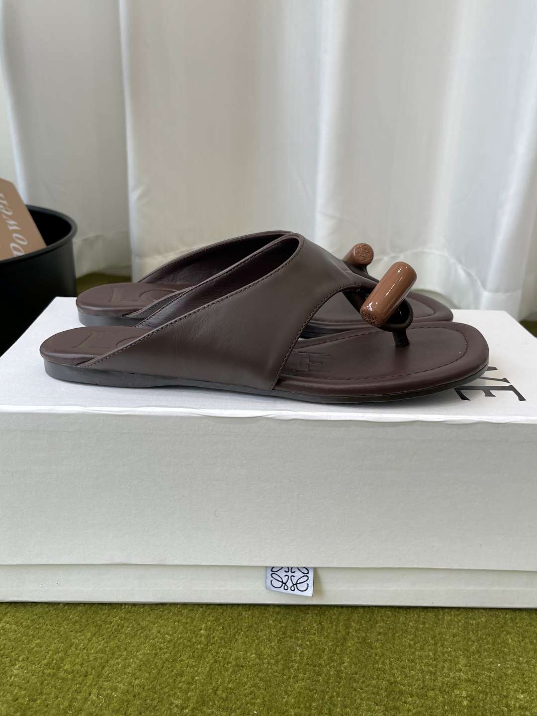 로에베(LOEWE) 토글 장식 토포스트 쪼리 스리퍼 신발