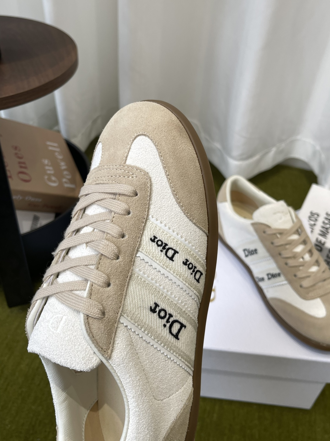 디올(DIOR) 리본 레터링 스웨이드 독일군 스니커즈 신발
