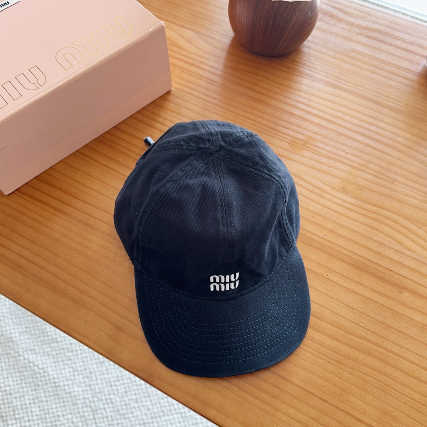 미우미우(MIU MIU) 자수 로고 볼캡 모자