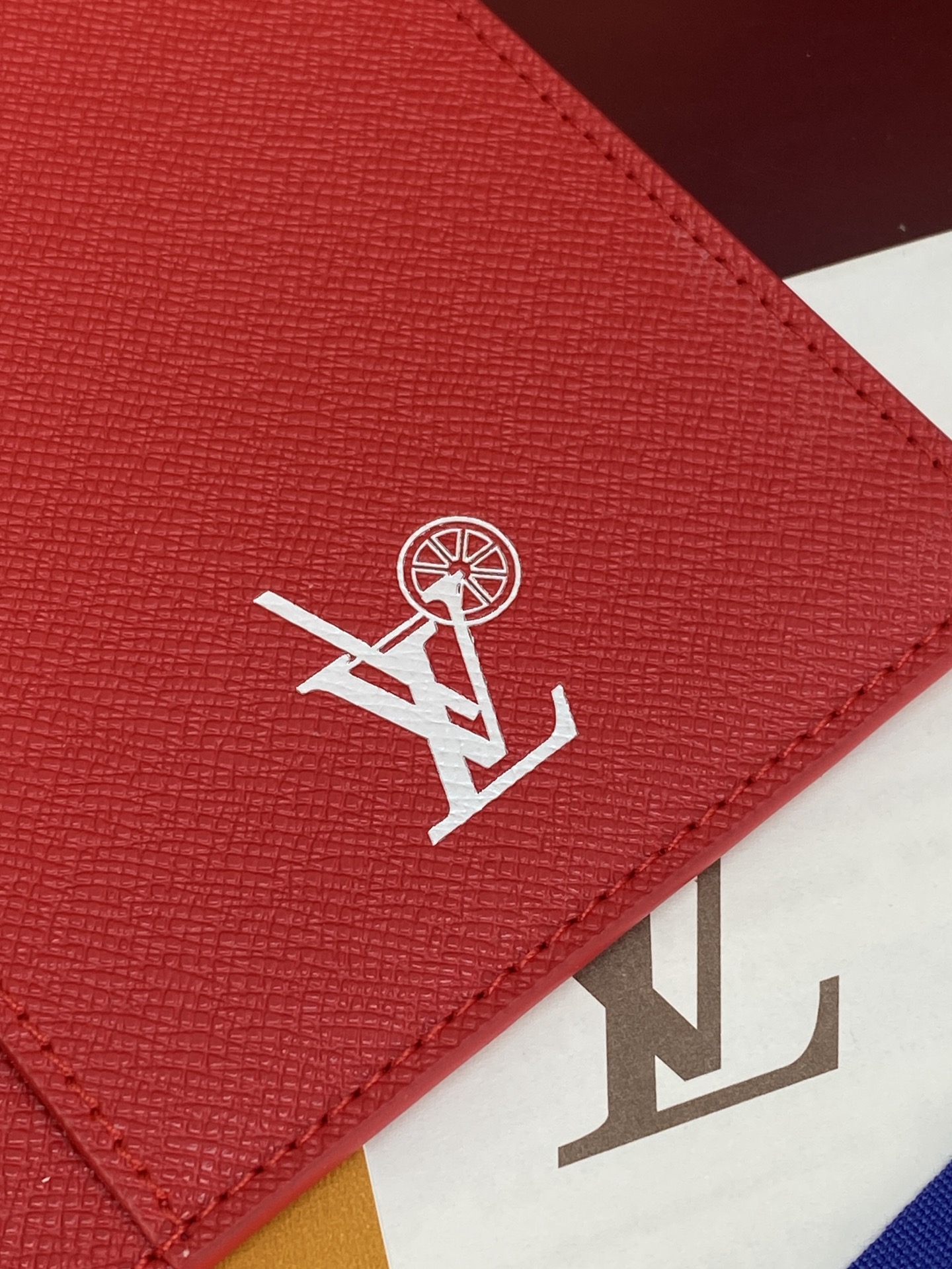 [Louis Vuitton] LV 루이비통 모노그램 포레스트 패스포트 커버 (코튼 레드) 여권 지갑
