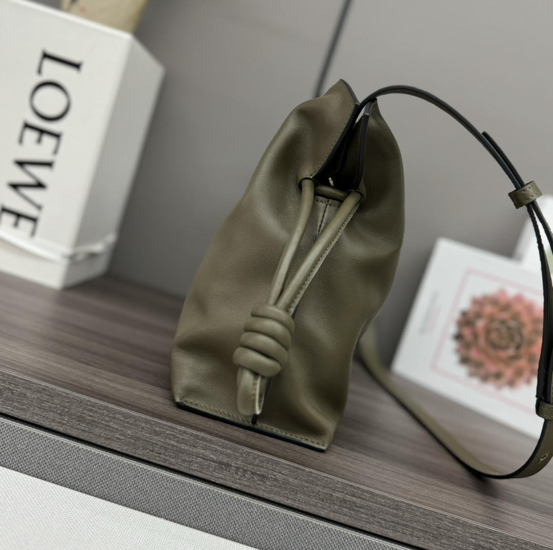 LOEWE 로에베 Flamenco 플라멩코 나파 카프스킨 숄더/클러치백 (미디엄) 가방 / 262386