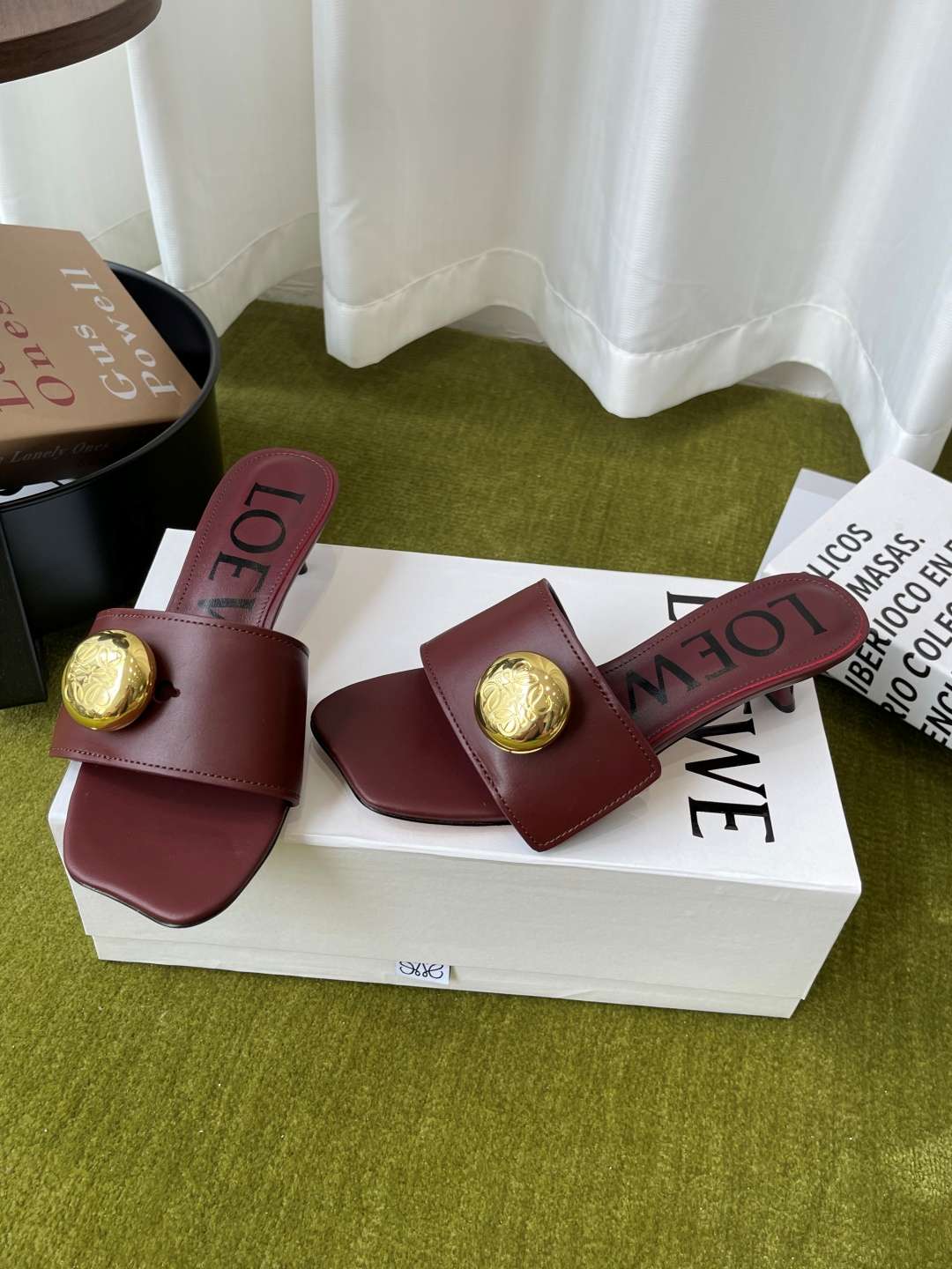 로에베(LOEWE) 메달 스퀘어토 키튼힐 뮬 샌들 신발