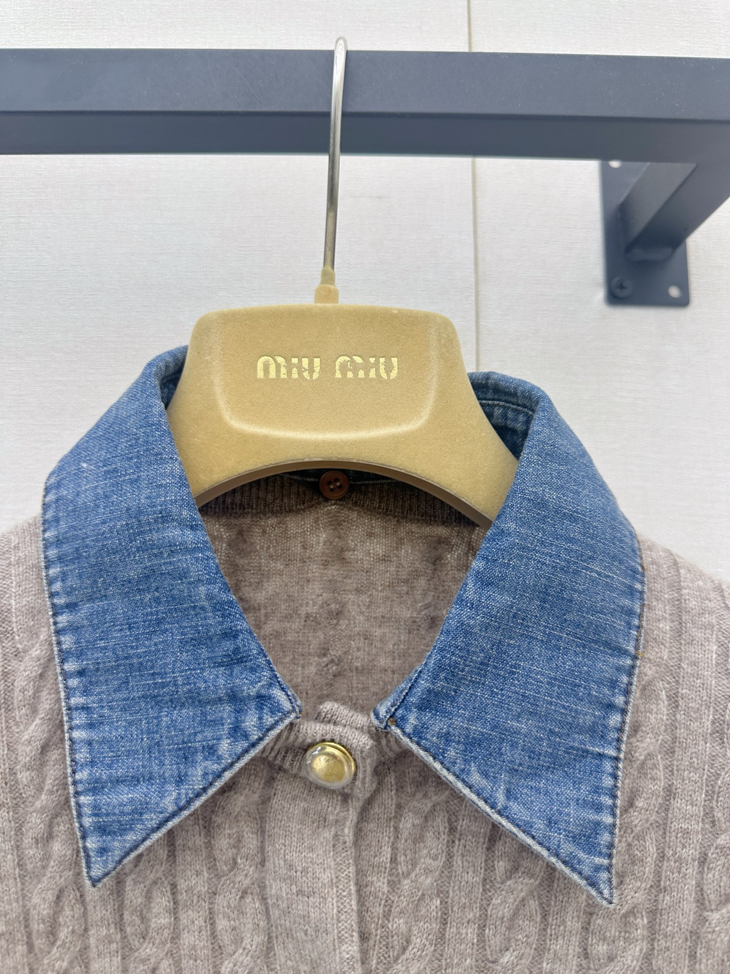 미우미우(MIU MIU) 데님 칼라 케이블 니트 가디건 상의 의류