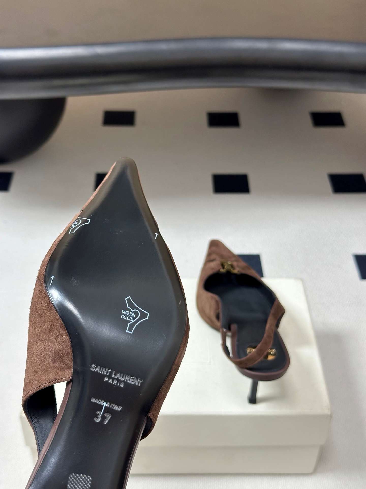 생로랑(SAINT LAURENT) YSL 메탈 로고 캡토 슬링백 펌프스 신발