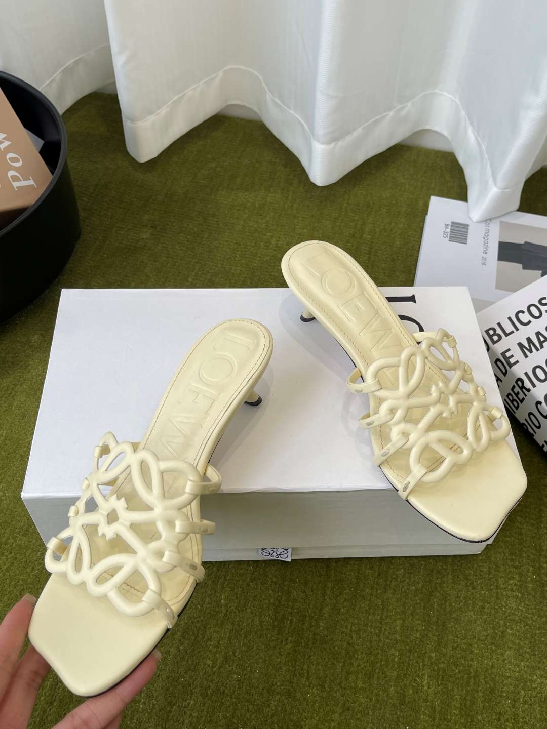 로에베(LOEWE) 아나그램 스트랩 스퀘어토 키튼힐 신발