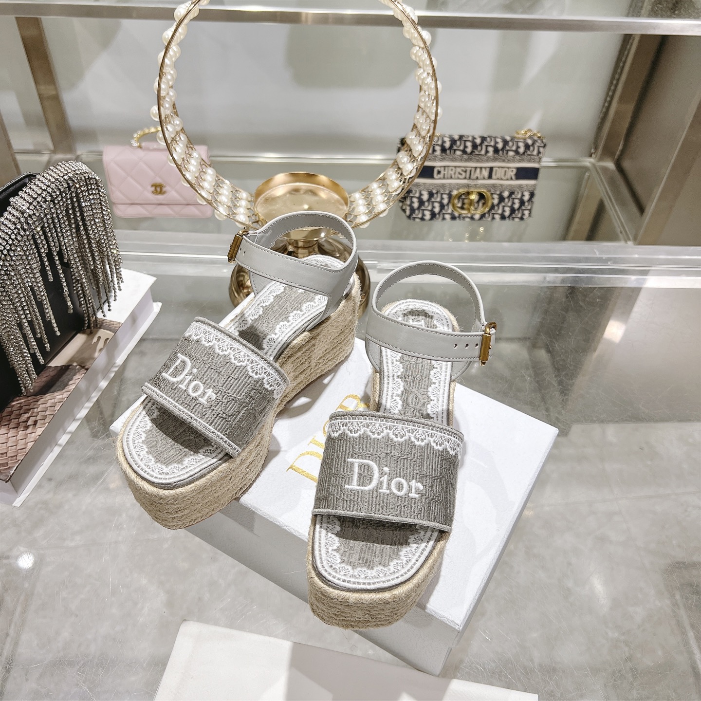 디올(DIOR) Dway 로고 자수 에스파드류 웨지 샌들 신발