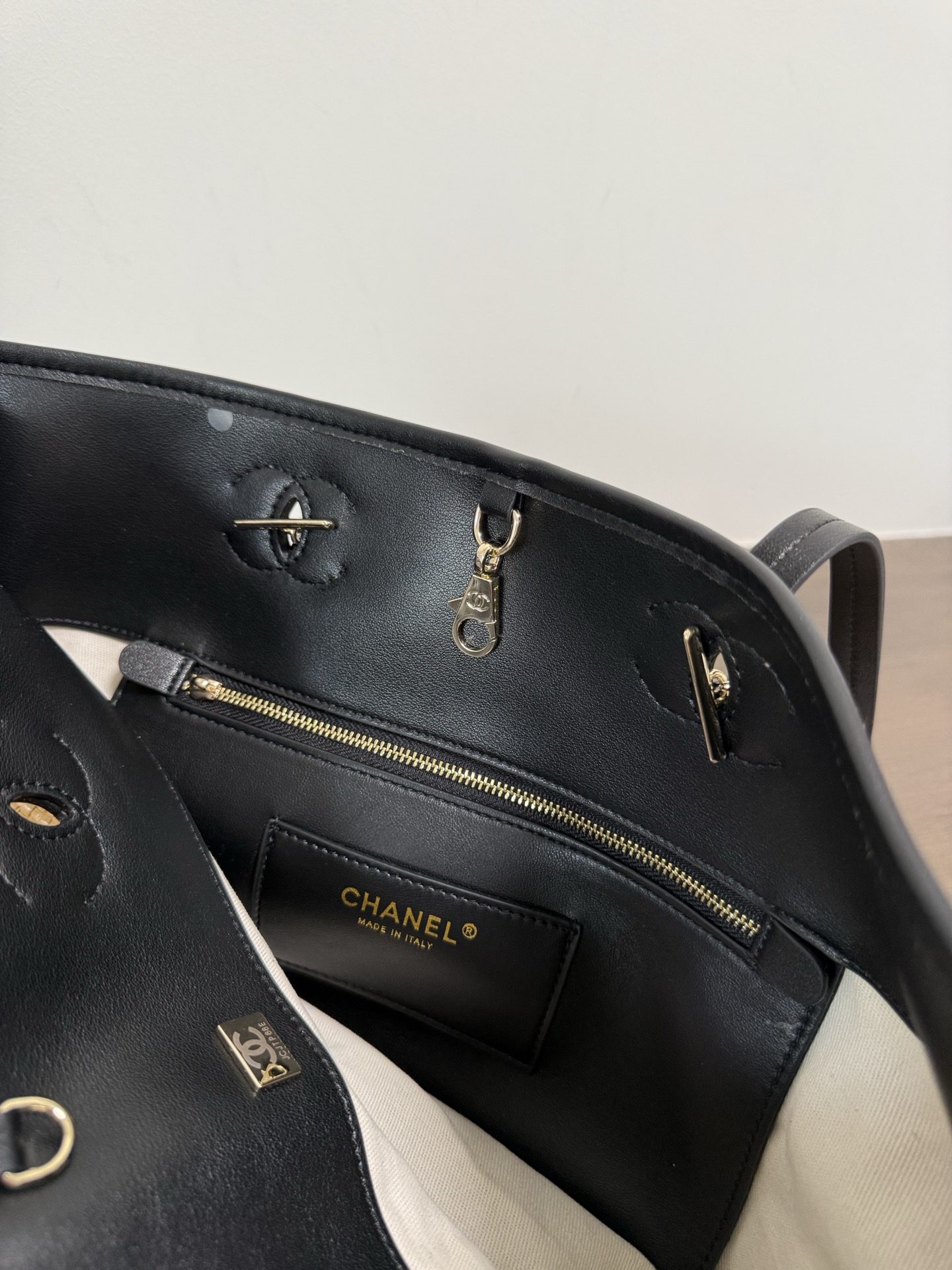 [Chanel] 샤넬 26SS 스위블 토트 쇼퍼백 (라피아/레더) 가방