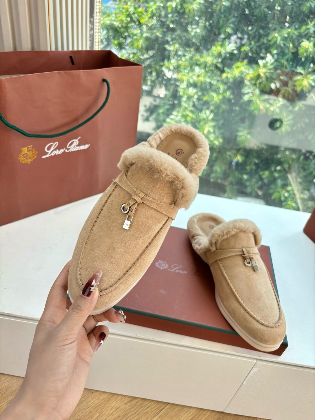 로로피아나(Loro Piana) 커플 퍼 트리밍 스웨이드 뮬 슬리퍼 신발