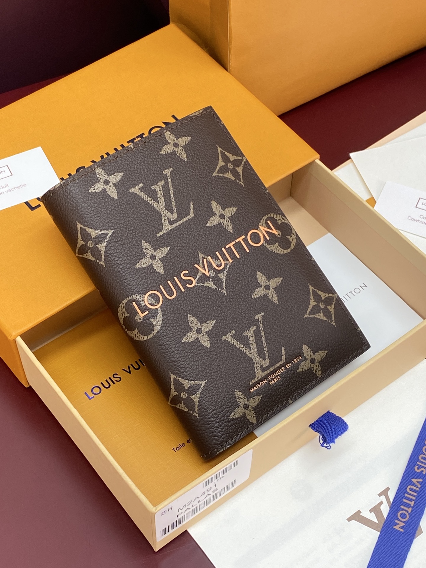 [Louis Vuitton] LV 루이비통 쇼퍼백 모티브 패스포트 홀더 모노그램 (칩 내장형) 지갑 M2A491