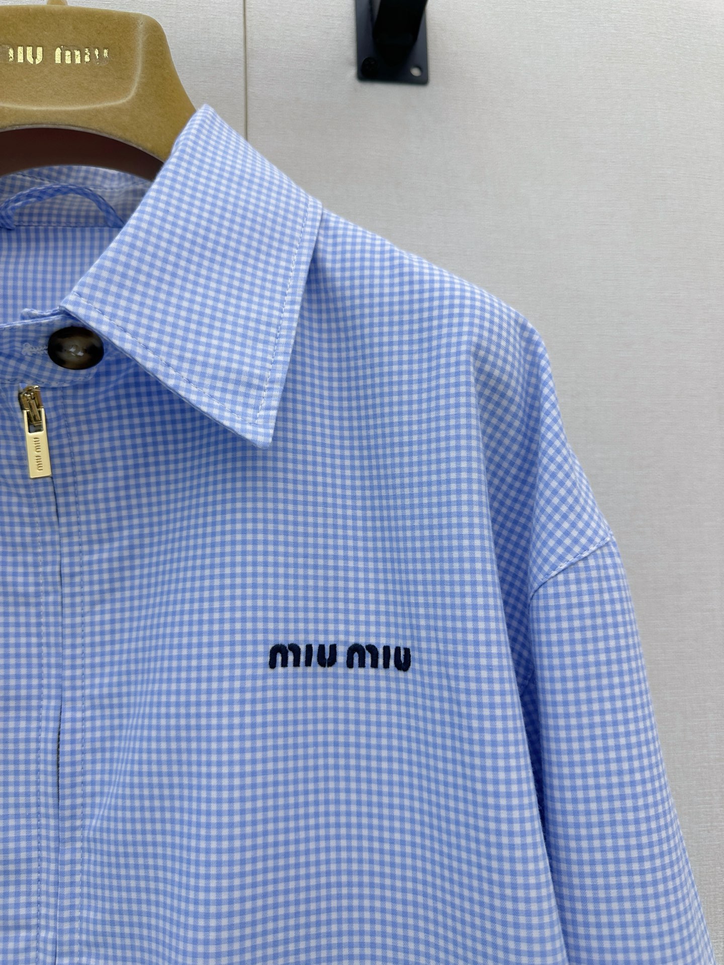 미우미우(MIU MIU) 로고 자수 체크 집업 자켓 재킷 의류