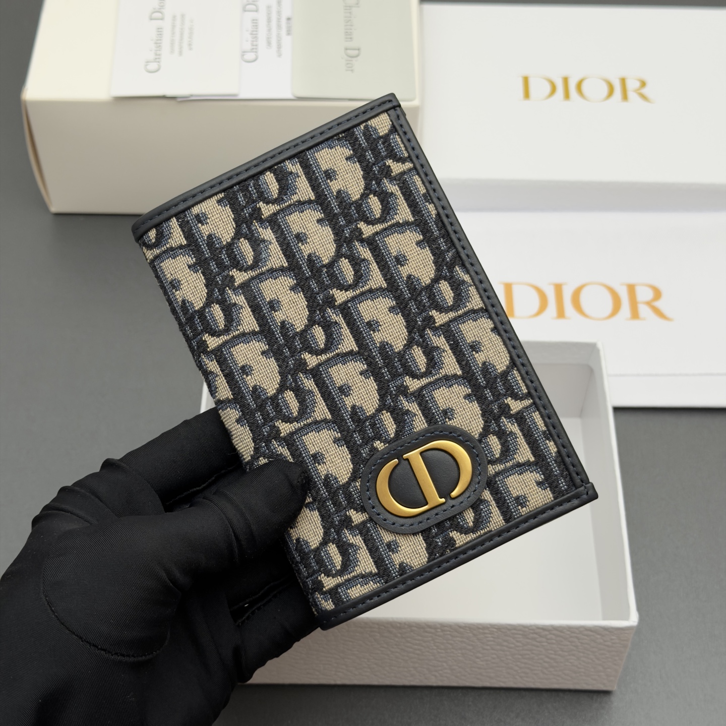 [Dior] 디올 30 Montaigne 몽테인 블루 오블리크 패스포트 홀더 지갑