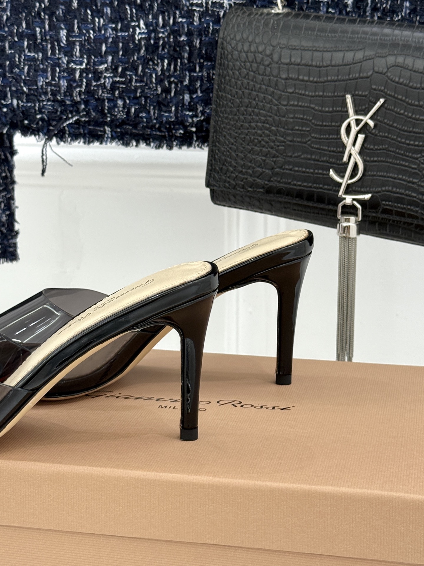 지안비토 로시(Gianvito Rossi) 포인티드 토 힐 슬리퍼 신발