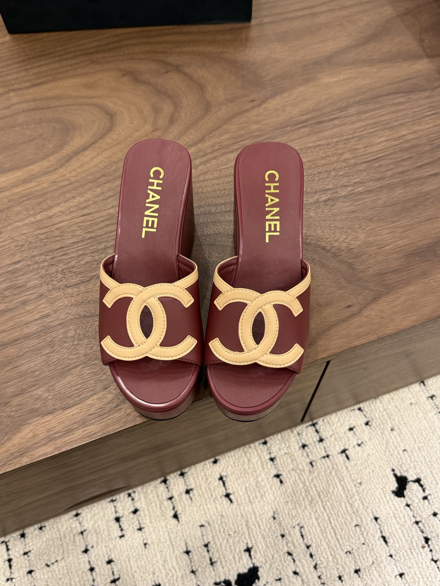 샤넬(CHANEL) 로고 플랫폼 웨지 슬리퍼 신발