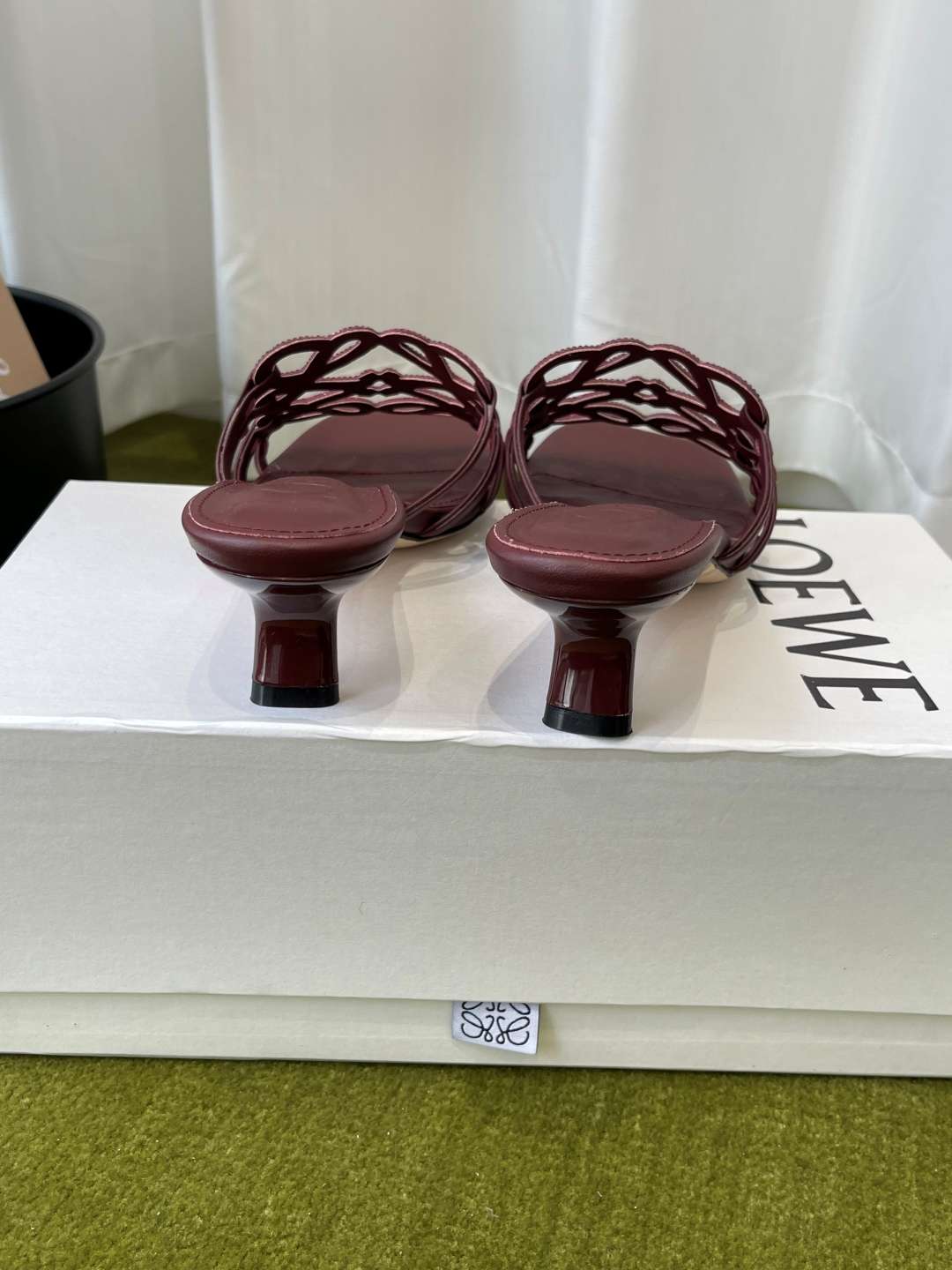 로에베(LOEWE) 아나그램 라인스톤 미들 힐 신발