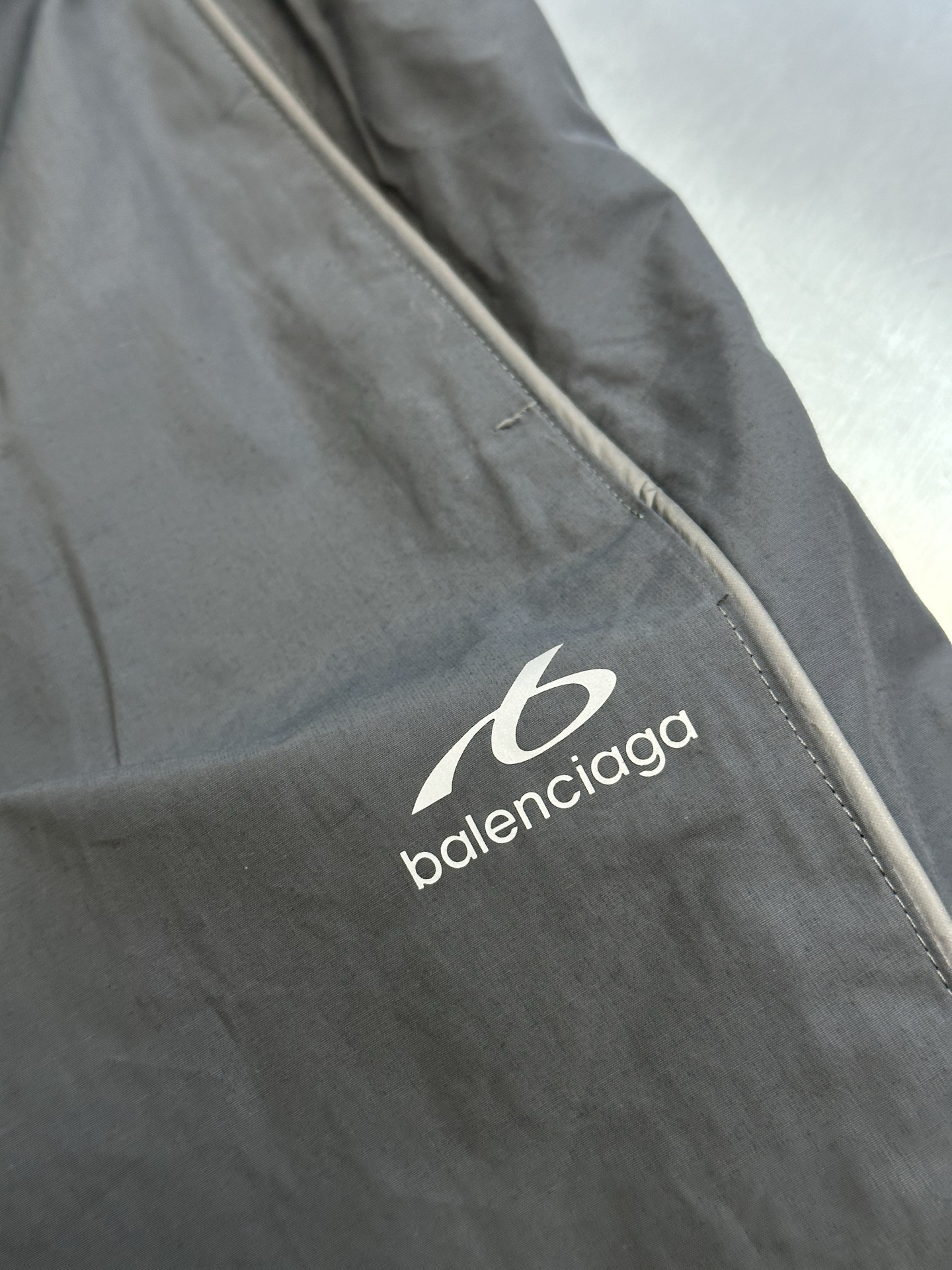 발렌시아가(BALENCIAGA) 리플렉티브 파이핑 나일론 트랙 팬츠 하의 의류